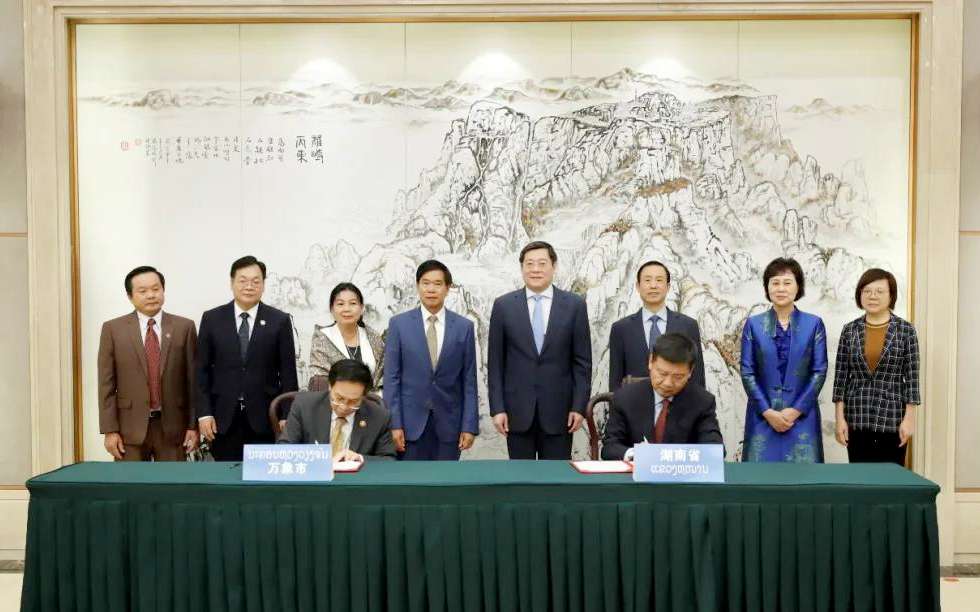 盈峰環境向老撾萬象捐贈7臺環衛裝備，助力“一帶一路”建設