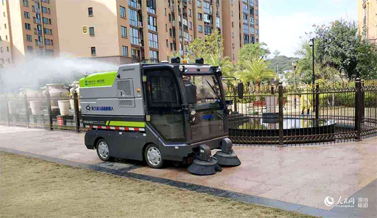 人民網報道：抗擊疫情，環衛機器人顯身手